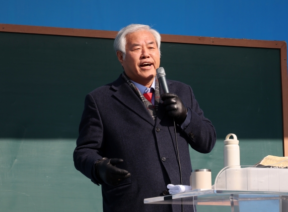 전광훈 사랑제일교회 목사가 2일 오전 서울 종로구 세종대로에서 열린 전국 주일 연합 예배에서 발언하고 있다. 2025.2.2 뉴시스