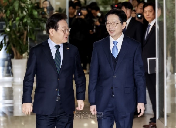‘친문 적자’ <b>김경수</b> 만난 <b>이재명</b> “백지장도 맞들면 낫다”
