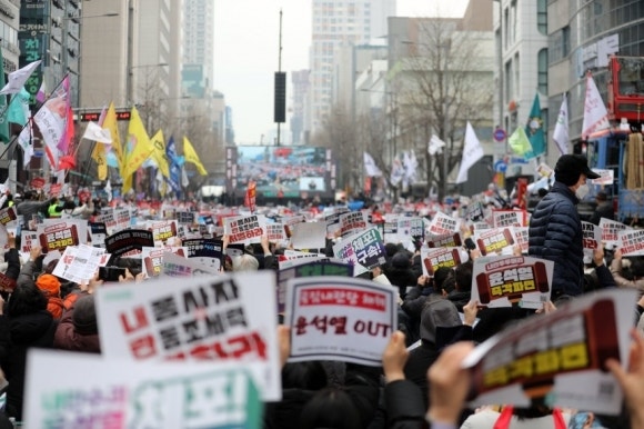 <b>대통령</b>실 “광주 탄핵 집회서 尹<b>부부 딥페이크</b> 영상…법적 대응”