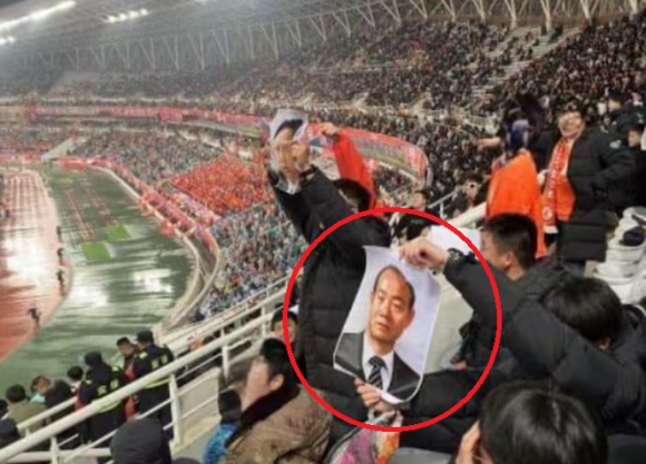 ‘<b>전두환</b> 사진’ 흔들며 광주 조롱한 中 축구팀, 돌연 ‘기권’ 선언