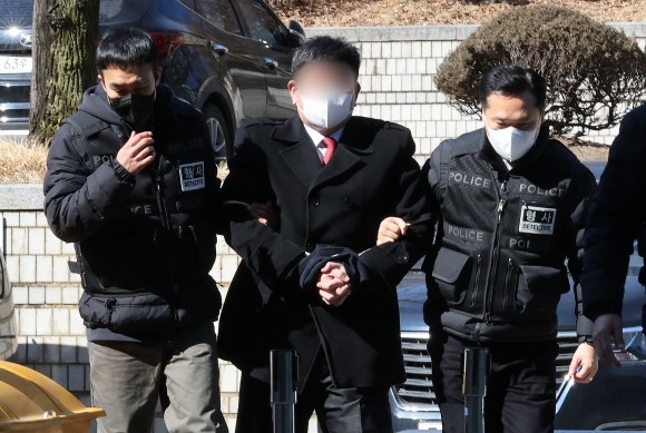 [속보] ‘<b>캡틴 아메리카</b>’ 복장 尹 <b>지지자</b> 구속…출석하며 영어로 ‘욕...