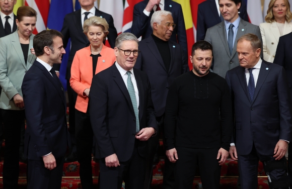 在第二個(當地時間),這是英國首相基斯塔默(Keystarmer)舉行的歐洲大峰會峰會會議的照片。在第一線的左側,法國總統伊曼紐爾·馬克龍(Emmanuel Macron)總統,英國首相,凱斯特·斯塔默(Kerst Starmer)