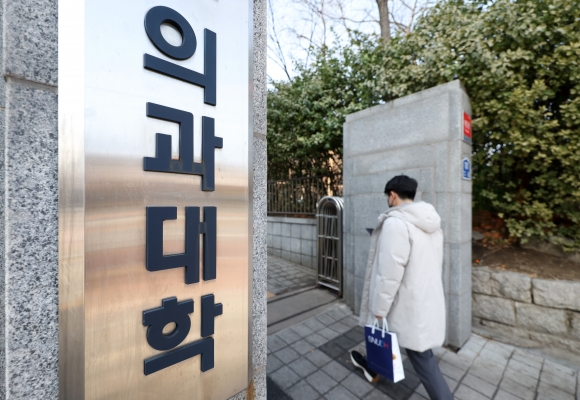 去年，根據國立醫學大學和醫學院學生協會的說法，一些醫學院已推遲了自3月中旬以來的開放日。這張照片在新學期的第三個學期