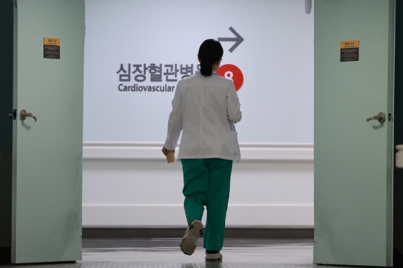 서울 시내 한 대학병원에서 이동하는 의료 관계자. 2025.3.2. 연합뉴스