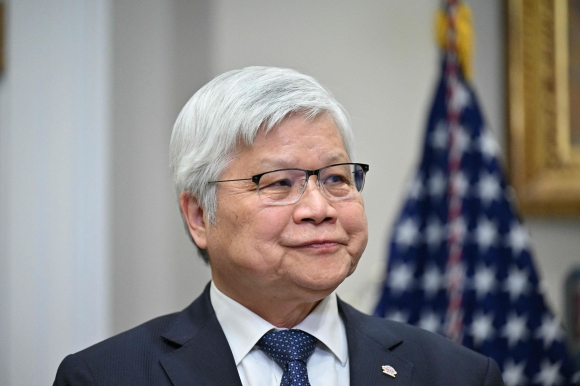 台灣的半導體公司TSMC在美國宣布至少1000億美元，以建立一個國家 - 藝術的半導體設施，TSMC主席Washer DC在華盛頓特區羅斯福室講話。2025.3