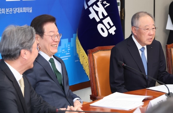 [단독] <b>한경협</b> 만난 李 “나도 당한 배임죄, 기업들이 뭘 하려고 해도 불...