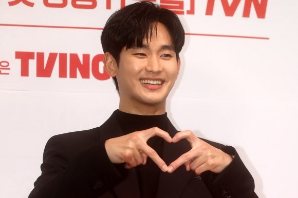 김수현, 촬영장에 나타났다…<b>논란</b> 속 “<b>하차</b>하라” 여론 폭발
