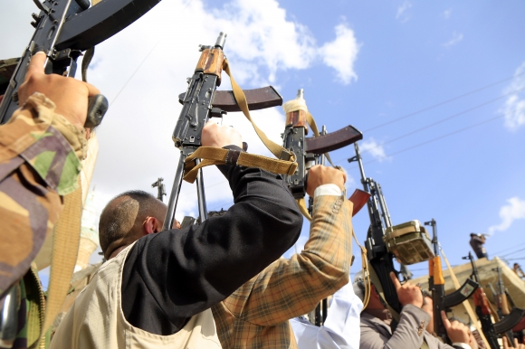 On the 11th (local time) in Sana'a, Yemen, Houthi rebel fighters armed with personal weapons participate in a rally supporting the resumption of attacks on Israeli vessels. The Houthis state that they will resume maritime operations against Israel in the Red Sea and the Arabian Sea if Israel does not lift its humanitarian support blockade on the Gaza Strip.