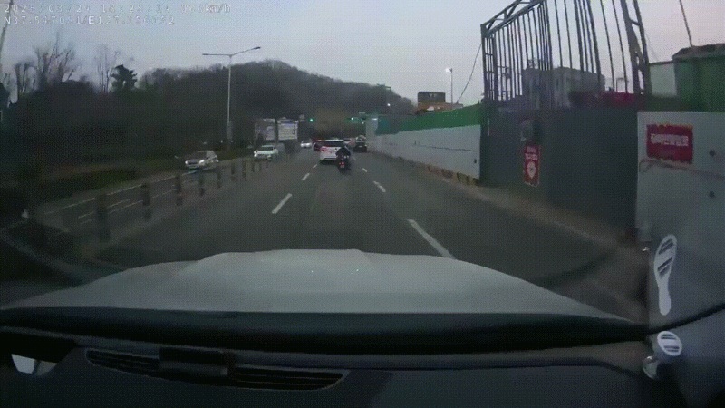 (영상)“앞바퀴 걸려 통과…오토바이는 추락” <b>강동구 싱크홀</b> 사고 포착