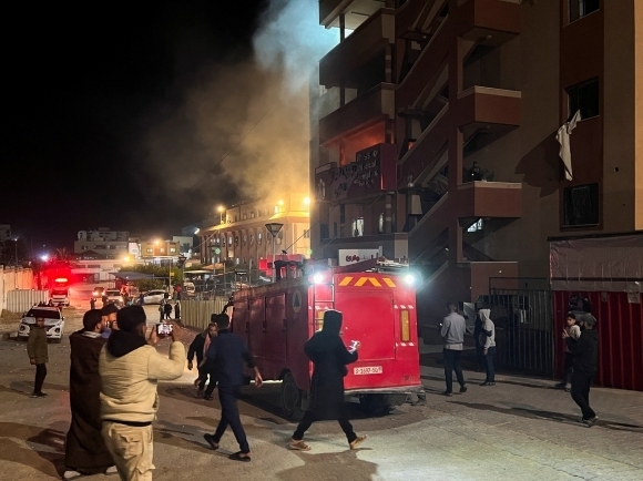 On the 23rd (local time), at Nasser Hospital in Khan Yunis, southern Gaza Strip, filled with fire and smoke due to an Israeli drone attack, firefighters arrive and are busily moving about. Khan Yunis Reuters Yonhap News