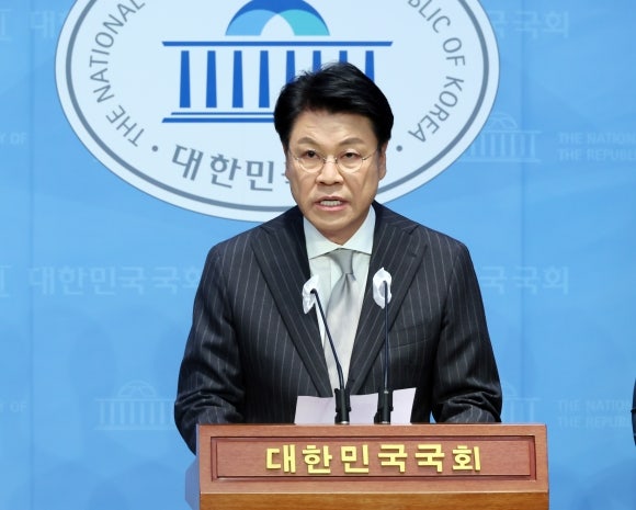 경찰, ‘<b>성폭행 의혹</b>’ <b>장제원</b> 전 의원 조사…본인은 “사실무근” 주장