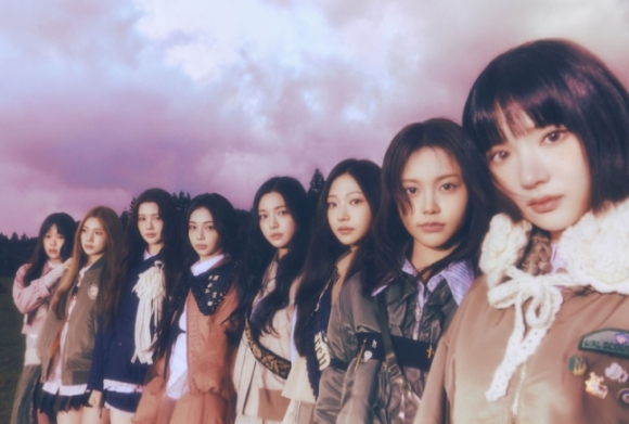 SM엔터테인먼트 신인 걸그룹 하츠투하츠. 왼쪽부터 예온, 주은, 에이나, 이안, 유하, 스텔라, 카르멘, 지우. SM엔터테인먼트 제공
