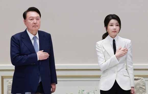 <b>김건희</b> 여사, 관저 떠나 사저로 옮겨야…상설특검 등 수사 가능성도