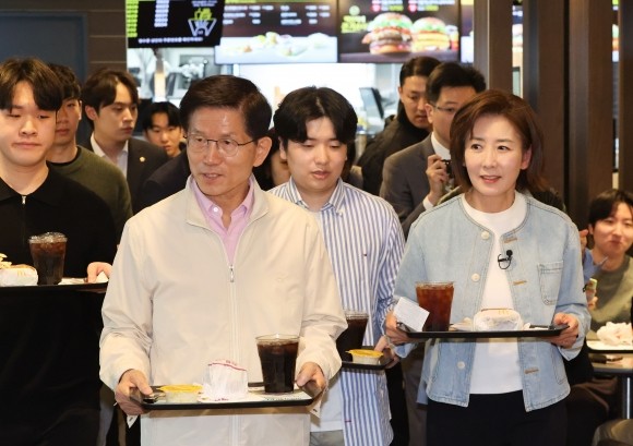 <b>김문수</b>-<b>나경원</b>, 햄버거 회동…“다른 후보 누구와도 <b>협력</b>할 것”