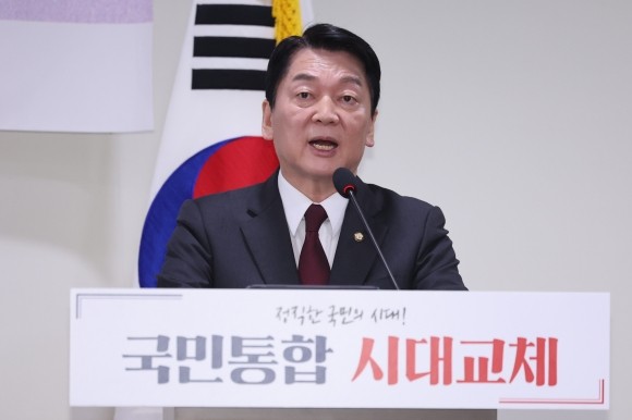 <b>안철수</b> “법률가 아닌 과학자가 이끌어야” “87년 체제 혁파”…10대 대...