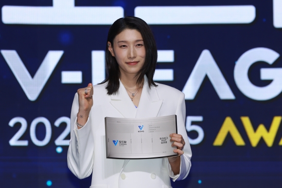 <b>김연경</b>, 통합 MVP로 화려한 굿바이… “<b>흥국생명</b> 어드바이저로 활동”