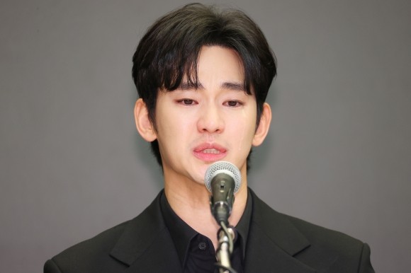 <b>김수현</b> 측 “<b>악플러</b>·사이버레커 강력 법적 대응…<b>고소</b>장 제출”
