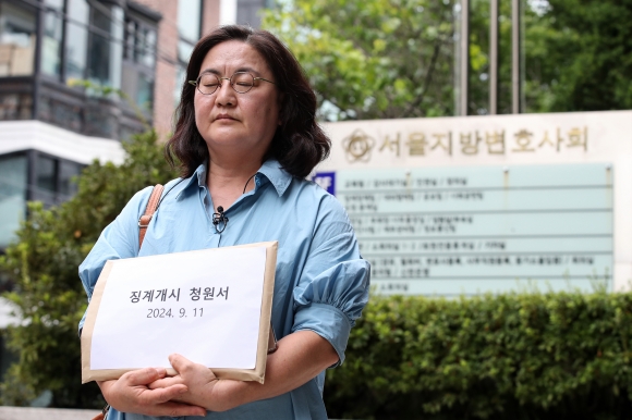 이른바 ‘재판 노쇼’로 피해를 입은 고(故) 박주원 양의 어머니 이기철 씨가 11일 오후 서울 서초구 서울지방변호사회관 앞에서 권경애 변호사(58·사법연수원 33기)에 대한 재징계 청구서 제출에 앞서 입장을 밝히고