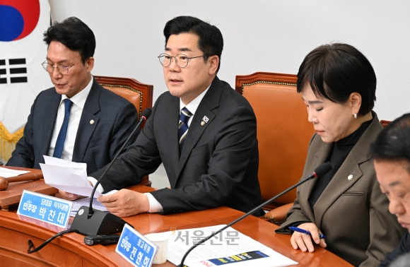 박찬대 더불어민주당 당대표 직무대행 겸 원내대표가 23일 국회에서 열린 최고위원회의에서 발언하고 있다. 2025.4.23 홍윤기 기자