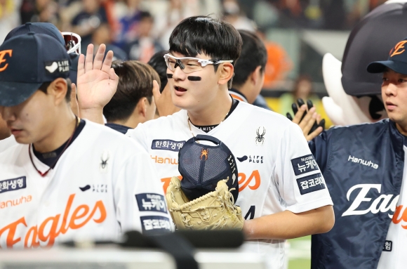 공 15개로 세이브 공동 1위…거침없는 질주 <b>김서현</b>, 체인지업 시속이 14...