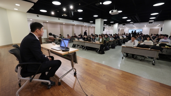 김석환 위믹스 PTE.LTD 대표가 3월 17일 경기도 성남 분당구 판교 한컴타워에서 열린 위믹스 가상화폐 해킹 피해 관련 긴급 간담회에서 발언하고 있다.연합뉴스