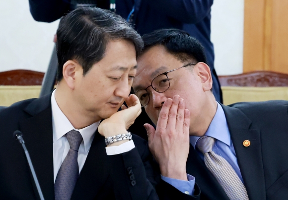 논의하는 최상목 경제부총리와 안덕근 산업부 장관 - 논의하는 최상목 경제부총리와 안덕근 산업부 장관 (서울=연합뉴스) 홍해인 기자 = 최상목 경제부총리 겸 기획재정부 장관(오른쪽)과 안덕근 산업통상자원부 장관