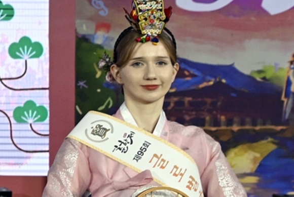 지난달 30일 저녁 전북 남원시에서 열린 제95회 춘향제에서 마이(25·에스토니아·서울대·사진)씨가 미스춘향‘현’에 뽑혔다.2025.5.1 남원시 제공