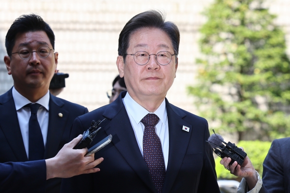 이재명 더불어민주당 대선 후보가 지난달 29일 서울 서초구 서울중앙지방법원에서 열린 대장동·위례·백현동·성남FC 사건 1심 속행 공판에 출석하고 있다.연합뉴스