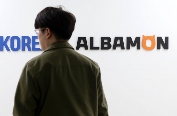 아르바이트 구인·구직 플랫폼인 알바몬이 해킹 공격을 받아 개인정보 2만건 이상이 유출된 것으로 드러난 가운데 2일 서울 서초구 알바몬 본사에서 직원들이 오가고 있다.2025.05.02 뉴시스