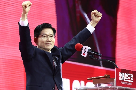 <b>김문수</b>, <b>한동훈</b> 꺾고 국민의힘 <b>대선 후보</b>로 선출