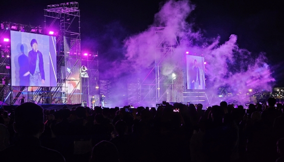 지난 3일 세종특별자치시 세종중앙공원 도시축제마당에서‘2025 동행축제와 함께하는 대한민국 상생 영수증 콘서트’가 개최됐다.실력파 가수 이무진이‘잠깐 시간이 될까‘신호등’등을 부르자 객석은 관람객들의 