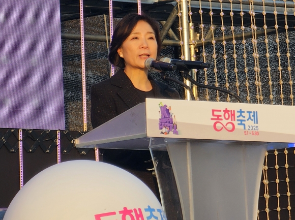 오영주 중소벤처기업부 장관이 지난 3일 세종특별자치시 세종중앙공원 도시축제마당에서 열린‘2025 동행축제와 함께하는 대한민국 상생 영수증 콘서트’에서 개회사를 하고 있다.