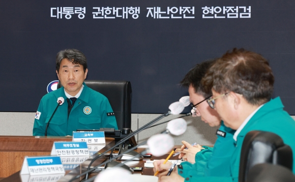 이주호 대통령 권한대행 부총리 겸 교육부 장관이 2일 정부서울청사 재난안전상황실에서 재난안전 현안점검 회의를 하고 있다.연합뉴스