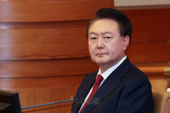 윤석열 대통령이 지난 1월 21일 오후 서울 종로구 헌법재판소에서 열린 탄핵심판 3차 변론에 출석해 피청구인 좌석에 앉아있다.2025.1.21.사진공동취재단