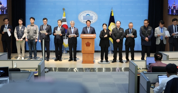 더불어민주당 문금주 의원 등‘내란 은폐 및 알박기 인사 저지 특별위원회’소속 의원들이 28일 서울 여의도 국회 소통관에서 공공기관운영위원회의 한국마사회장 인선안 등에 반대하며‘알박기 인사’중단을 촉구하고 있다