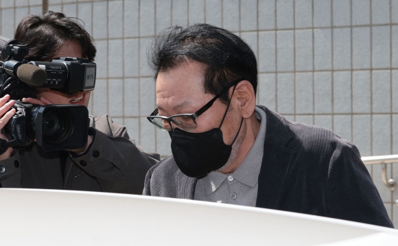 2018년 지방선거 당시 불법 정치자금을 수수한 혐의로 기소된 무속인‘건진법사’전성배 씨가 지난달 7일 서울 양천구 남부지방법원에서 열린 불법 정치자금 수수 의혹 관련 재판을 마친 뒤 법원 청사를 나와 차량에 탑