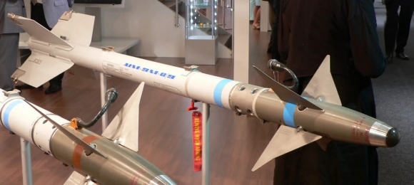 우크라이나에 공급된 미국제 공대공 미사일 AIM-9M 사이드와인더의 모형.출처=위키미디어