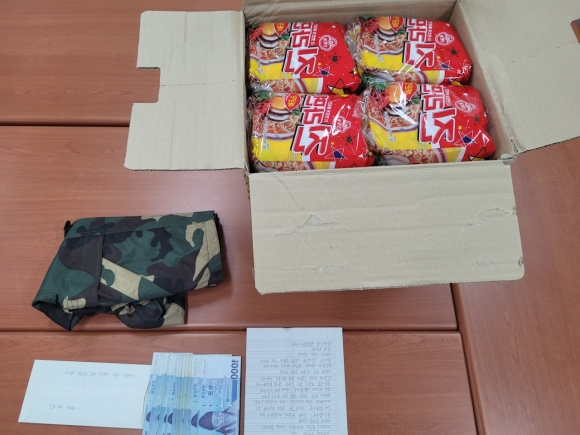 3일 익명의 기부자가 부산 북구 덕천지구대 앞에 놓고 간 선물.부산경찰청 제공