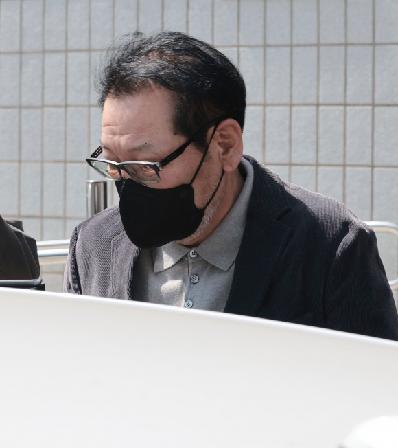 2018년 지방선거 당시 불법 정치자금을 수수한 혐의로 기소된 무속인‘건진법사’전성배 씨가 7일 서울 양천구 남부지방법원에서 열린 불법 정치자금 수수 의혹 관련 재판을 마친 뒤 법원 청사를 나와 차량에 탑승하고 