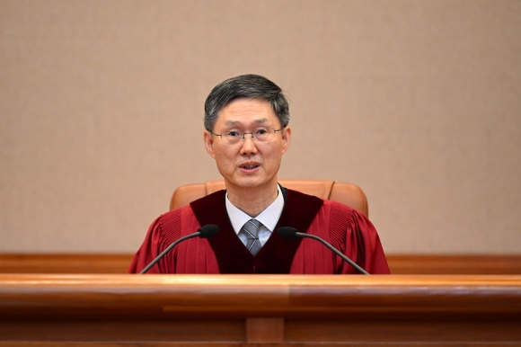 문형배 헌법재판소장 권한대행이 4일 서울 종로구 헌법재판소 대심판정에서 열린 윤석열 대통령 탄핵심판 선고에 입장해 있다.사진공동취재단