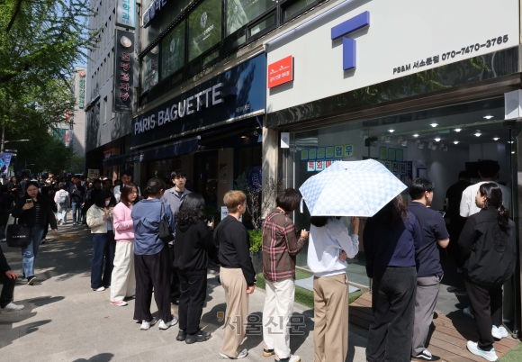 가입자 유심(USIM) 정보를 탈취당한 SK텔레콤이 유심 무료교체 서비스를 시작한 28일 서울시내 한 SK텔레콤 PS&M 직영점에서 시민들이 유심 교체를 위해 줄을 서 있다.2025.4.28.홍윤기 기자