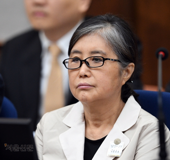 박근혜 전 대통령 국정농단 사건 핵심 인물인 최서원(개명 전 최순실)씨가 서울 서초구 서울중앙지법 417호 대법정에서 재판 시작을 기다리고 있는 모습.2017.5.23 사진공동취재단
