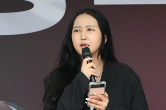 정유라씨가 경기 수원 팔달구 지동시장에서 열린 강용석 무소속 경기도지사 후보의 6·1지방선거 출정식에서 지지 연설을 하고 있는 모습.2022.5.19 뉴스1