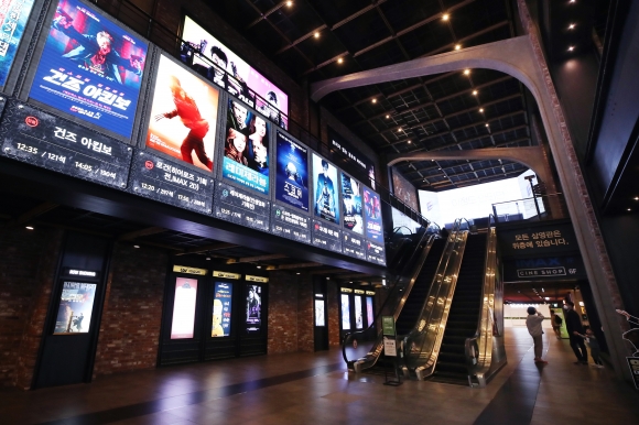 한산한 영화관 - 2020년 4월 코로나19 여파로 한산한 영화관의 모습.연합뉴스