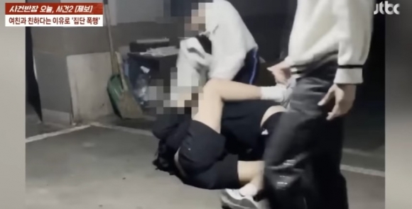 부산에서 고교생 무리가 동급생 한 명을 집단 폭행한 일이 발생해 경찰이 조사에 나섰다.JTBC‘사건반장’캡처
