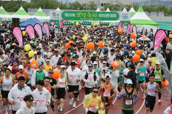 ‘제20회 보성녹차마라톤’대회에서 전국 마라토너들이 뛰고 있다.