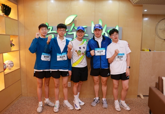 김철우 보성군수와 배우 송일국,아들인 대한·민국·만세가 기념사진을 찍고 있다.