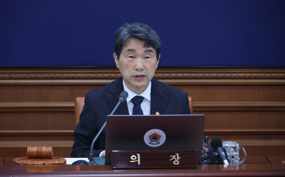 이주호 대통령 권한대행 부총리 겸 교육부 장관이 2일 정부서울청사에서 임시 국무회의를 하고 있다.2025.5.2 연합뉴스