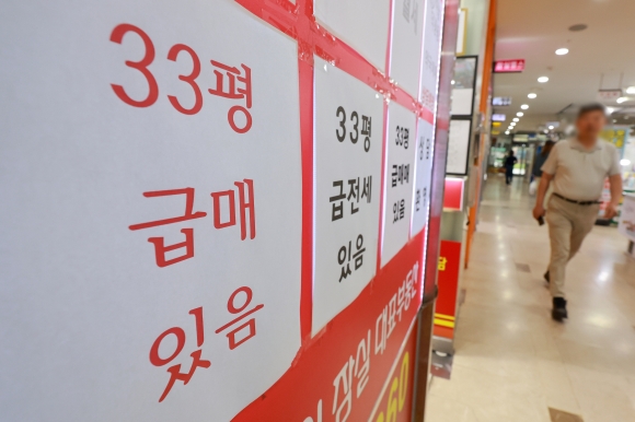 토허제 재지정 뒤 서울 아파트 거래 급감 - 지난 3월 토지거래허가구역이 확대·재지정된 뒤 서울 아파트 거래가 크게 줄어든 가운데 5일 서울 송파구의 한 부동산중개소에 급매물 안내문이 붙어 있다.서울부동산정보광장에