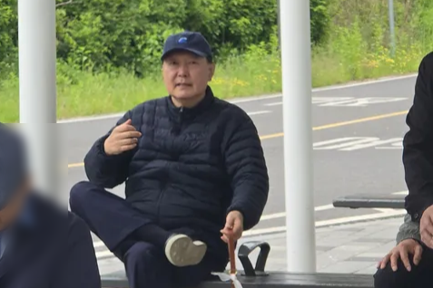 5일 서울 동작대교 부근 한강공원에서 포착된 윤석열 전 대통령.온라인 커뮤니티 클리앙 캡처
